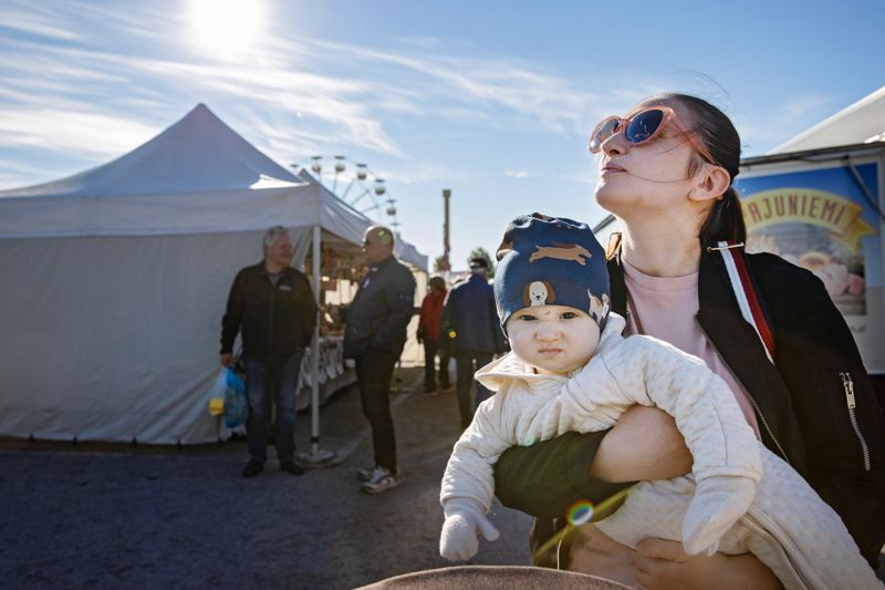 Ekenäs höstmarknad återvände efter sin coronapaus. Bland annat Janica Ekholm och sonen Lucas Smolohurov rörde sig på marknadsområdet. "Jag tycker om bilder där det också händer saker i bakgrunden", säger fotografen.