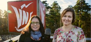 Johanna Lemström och Mira Strandberg går omlott i Västis marknadstält i dag.