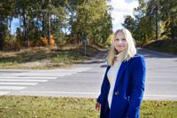 Raseborgs stadsstyrelseordförande Anita Westerholm, SFP, i hörnet av Liljedahlsgatan och Järnvägsgatan i Ekenäs som planerats för ett resurserat serviceboende. Nu utlyser staden en tävling för att få en utomstående aktör att bygga det planerade boendet på tomten.