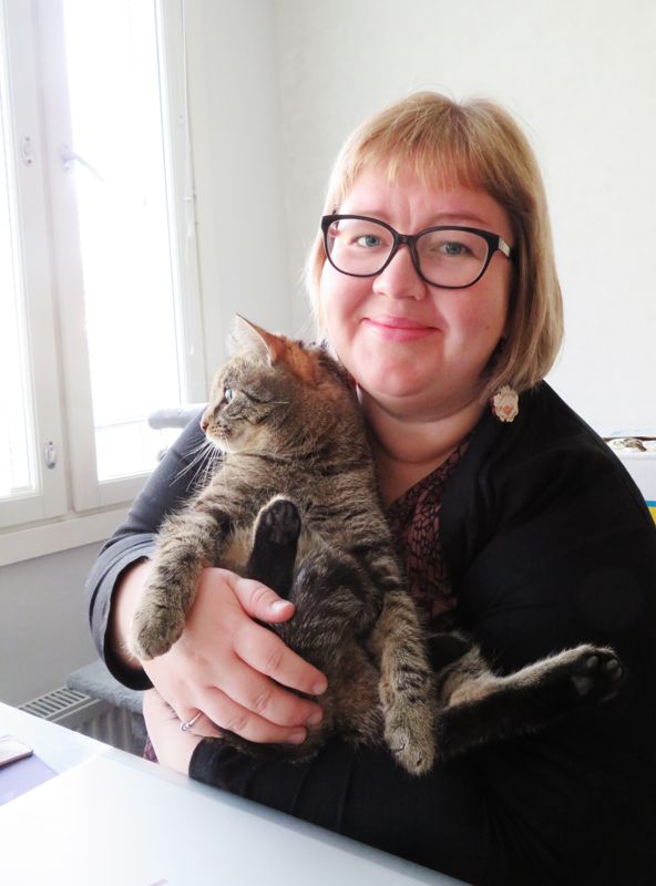 Terese Pousar med sin katt Börje.