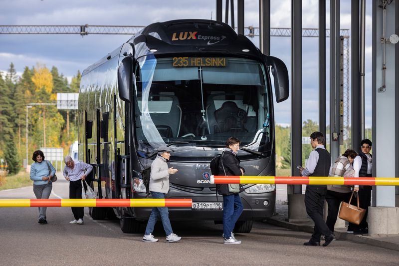Dagligen passerar kring 30 bussar och minibussar vid Vaalimaa gränsstation. De bussar som HBL såg passera var fullpackade.