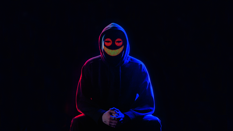 De medverkande i serien anonymiseras med hjälp av led-masker som de själva fått välja motivet på.