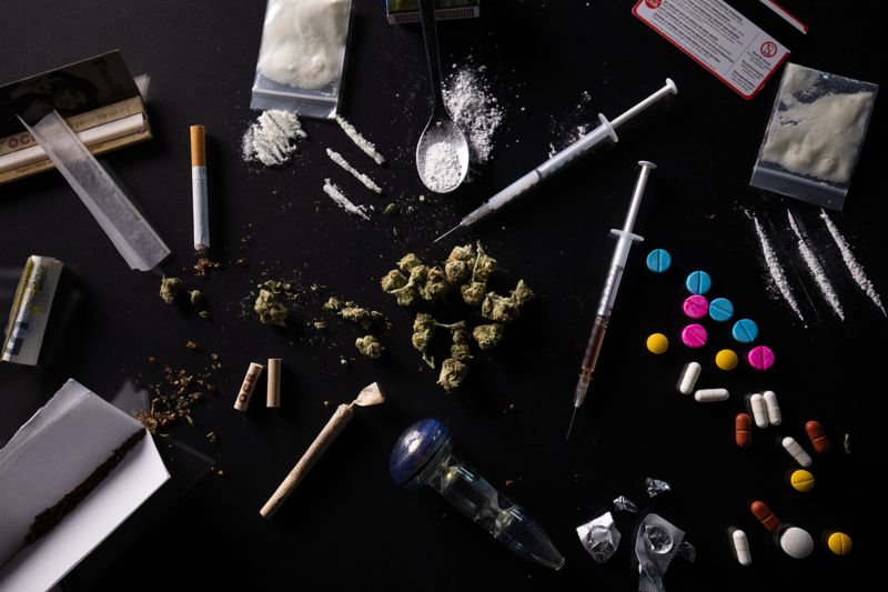 Webbserien Knark tar upp de sex vanligaste illegala drogerna i Finland.