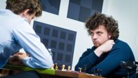 Den 19-årige schackspelaren Hans Niemann (höger) anklagas för fusk. Arkivbild.