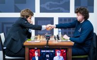 Världsmästaren Magnus Carlsen, vänster, skakar hand med Hans Niemann inför duons match på Sinquefield Cup i början av september.