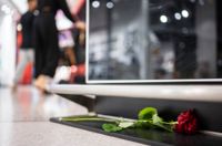 En ros har lagts på golvet på köpcentrumet Emporia i Malmö, där en man dödades i en skottlossning den 19 augusti. Han blev 2022 års 45:e dödsoffer i en skjutning i Sverige. 