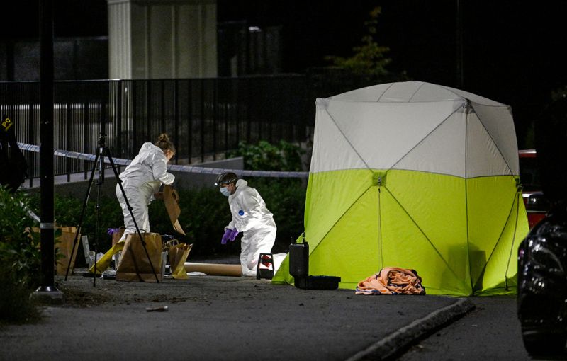 Polisens tekniker på plats i Haninge söder om Stockholm där en man i 25-årsåldern sköts till döds den 25 augusti i år. Han blev dödsoffer nummer 47.