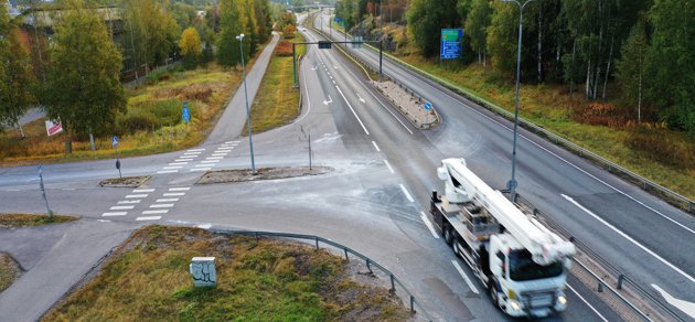 Åbackavägens korsning med stamväg 51 finns där Västerleden mot Helsingfors börjar. Korsningen är problematisk, men det finns en åtgärdsplan för att göra korsningen säkrare.