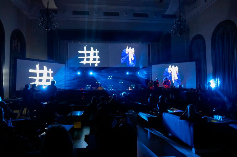 Så här såg det ut när VJ Klaustrofobia, Closedeyesvisuals och Härmonian Sisäoppilaitos uppträdde under Aavistus Festival i Helsingfors 2020.