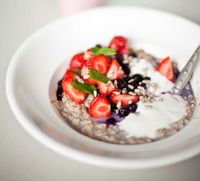 Färskgröten fungerar bra som såväl frukost, lunch eller som stadigare mellanmål. Variera bären enligt vad du har i frysen och säsong!