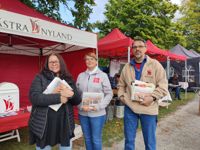 Västis var på marknaden hela fredagen. Här representerade av Johanna Lemström, Marina Holmberg och Thomas Sundström.