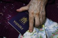En äldre kvinna från den ryskockuperade Luhansk-regionen röstar i en vallokal i ryska Volgograd.