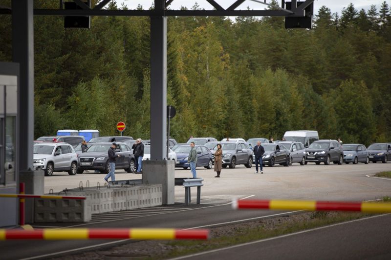 Inom ett par dagar kan Finland vara redo att skärpa sin visumlinje. Då upphör redan beviljade ryska turismvisumen att gälla, och nya visum beviljas bara i enskilda fall, exempelvis till ryssar som har familj i Finland, studerar eller arbetar här, eller av specifika hälsoskäl. Beslutet kommer inte att stänga den finsk-ryska gränsen helt, men trafiken kommer att glesna betydligt.