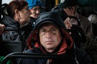 Ryssarna tror inte på vad Putin säger. Det står redan klart, skriver Anna-Lena Laurén. Här sitter en man på en buss i Charkivregionen i väntan på att evakueras till Ryssland. Bilden är tagen på fredagen.