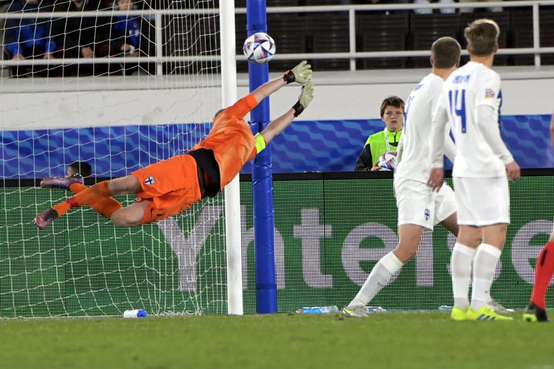 Lukas Hradecky stod för några svettiga räddningar men var lite osäker i vissa lägen.