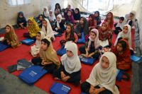 Flickor i en skola i Kandahar i Afghanistan i september 2022.