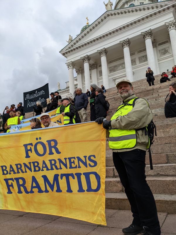 Matti Nummelin njuter av att inspektera insekter och plocka svamp i skogen. Detsamma hoppas han att barnbarnen får göra när de växer upp.