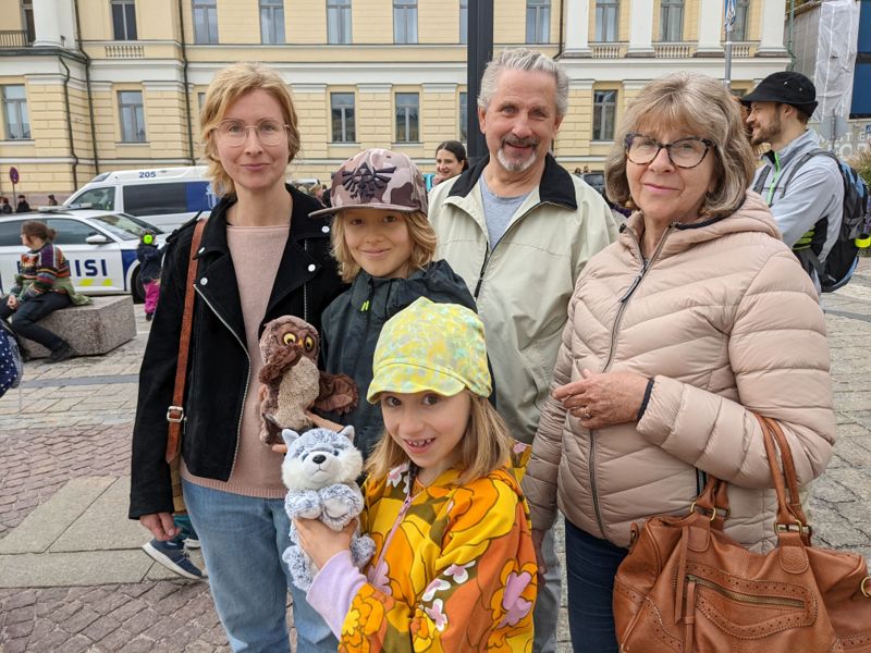 Familjen Palonen kommer från Vik i Helsingfors. Den består av mamma Outi och barnen Hiski och Mimosa samt morföräldrarna Ville och Terttu. De brukar delta i större miljömarscher.