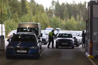 Ryska bilar står i kö vid gränsövergångarna längs hela östgränsen, men någon exceptionell rusning handlar det inte om. Gränsbevakningen räknar med att upp till 20 000 ryssar kommer över till Finland under veckoslutet.