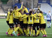 Så här såg KuPS fest ut förra året när laget säkrade FM-guldet på fotbollsstadion i Tölö i Helsingfors.