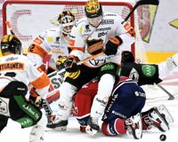 LKS 20220924 KooKoon Kalle Loponen kyykyttää HIFK:n Otto Paajasta jääkiekon miesten Liigan ottelussa HIFK vs KooKoo Helsingissä 24. syyskuuta 2022. LEHTIKUVA / HEIKKI SAUKKOMAA