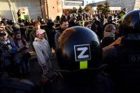 En kravallpolis i Sankt Petersburg bär en hjälm som pryds av de ryska truppernas krigssymbol, bokstaven Z. Hundratals människor har gripits i protester mot den mobilisering Vladimir Putin utfärdade i veckan.