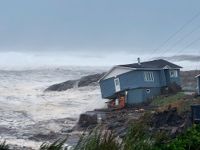 Ett hus vid kusten i Port aux Basques, Newfoundland, strax innan det sveptes ut i havet.