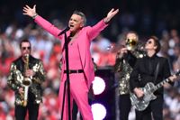 Robbie Williams uppträdde i lördags i Melbourne inför den australiska fotbollsfinalen mellan Geelong Cats och Sydney Swans.