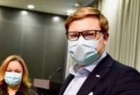 Daniel Sazonov säger att staten alltjämt borde kompensera Helsingfors fullt ut, för alla de nya förpliktelser som staden får på grund av vårdreformen. Till vänster en av huvudarkitekterna bakom vårdreformen, Krista Kiuru som var omsorgsminister före föräldraledigheten.