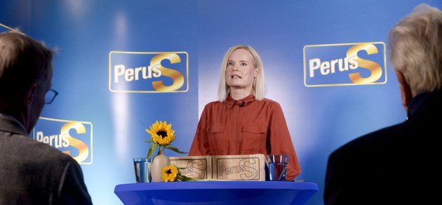 Sannfinländarnas ordförande Riikka Purra betecknade partiets pinfärska finskhetsprogram som "ett av de vackraste och mest stärkande sannfinländska programmen någonsin”. Flera debattörer gör sig lustiga över eller fördömer det att partiet klär den finska språkmajoriteten i offerkofta.
