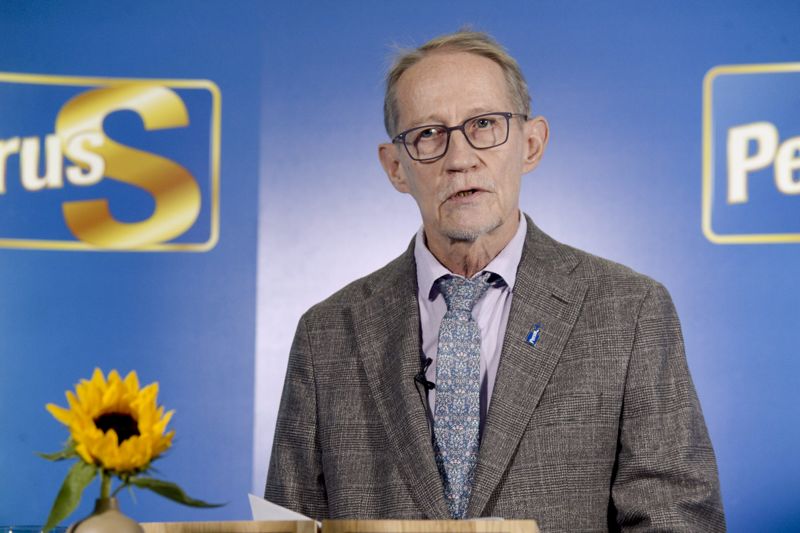 Den svenskspråkiga minoriteten har alldeles för stort inflytande på språkpolitiken i Finland, anser Finskhetsförbundets ordförande Ilmari Rostila som har skrivit Sannfinländarnas finskhetsprogram.