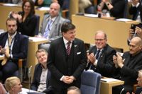 Andreas Norlén (M) tar emot riksdagens applåder efter att ha valts till riksdagens talman under måndagen.
