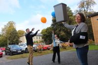 Bollen är hos de studerande. Robbie Nylund och Alice Olin får vara med och bestämma om Hem och skola-föreningens pengar. Ordförande Petra Wahteristo tjänstgör som korgbollsställning i väntan på att den riktiga ska installeras.