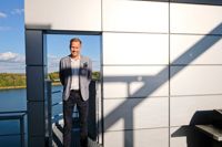 Trots det finskklingande namnet kan dalmasen Teemu Salmi inte hålla affärsmöten på finska. Han kan småprata, men affärer gör han på svenska eller engelska.