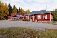 Det ges olika bud om Epoon koulus lokaler. Ibland sägs det att huset inte är värt att renovera, ibland att det inte krävs några stora summor för att få huset i toppskick. Skolverksamheten ska ändå avslutas i vår, enligt bildningsnämnden.
