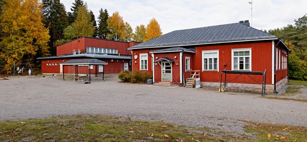Det ges olika bud om Epoon koulus lokaler. Ibland sägs det att huset inte är värt att renovera, ibland att det inte krävs några stora summor för att få huset i toppskick. Skolverksamheten ska ändå avslutas i vår, enligt bildningsnämnden.