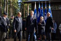 Finlands försvarsminister Antti Kaikkonen var en av dem som murade grundstenen vid Hangö frontmuseum på måndag. Här flankerad av bland andra Hangös stadsdirektör Denis Strandell (t.v.).