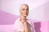Maria Veitola har designat rosa bandet 2022.