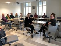 Byaforum hölls i Raseborgs stadshus den 22 september, fr.v. Marja Salenius och Ulla Korhonen från Antskog byaförening, Leif Wikström, Prästkullanejdens hembygdsförening, Sara Wilson och Marika Sandholm från Backgränd hembygdsförening, Lauri Reenpää och Seppo Pailos från Fiskars Fiskars byförening, Mikael Gestrin, Bromarv byaråd, samt i förgrunden stadsdirektör Petra Theman och Marianne Liitelä, Pojo kyrkoby byförening.