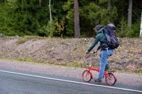 Att korsa gränsen till fots är inte ett alternativ. Därför cyklar Oleg till Finland med sin hopvikbara cykel.