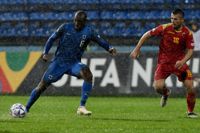 Finlands mittfältsess Glen Kamara, här i kamp med Vladimir Jovovic, kan ha utsatts för rasism i måndagens match mot Montenegro.