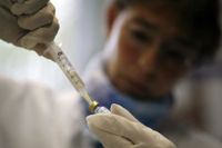 Finland hör till de länder som under svininfluensapandemin för över tio år sedan använde vaccinet Pandemrix. Efter det konstaterades fler fall av narkolepsi hos barn och unga. Sju av dem har nu gått till rätten med sina krav på att få ersättning för läkemedelsskada.