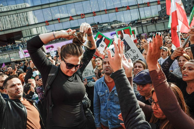 Många har klippt håret i sympati för iranska kvinnor. Att klippa sig i protest är ett sätt frigöra kvinnan och idén om att håret skulle vara farligt.