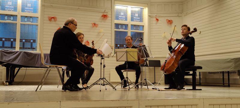 Uusi Helsinki Kvartetti, som består av Petri Aarnio, Taija Angervo, Ilari Angervo och Tuomas Lehto uppträdde i Snåresalen i söndags. Ilari Angervo är den enda av kvartettens medlemmar som varit med sedan starten.