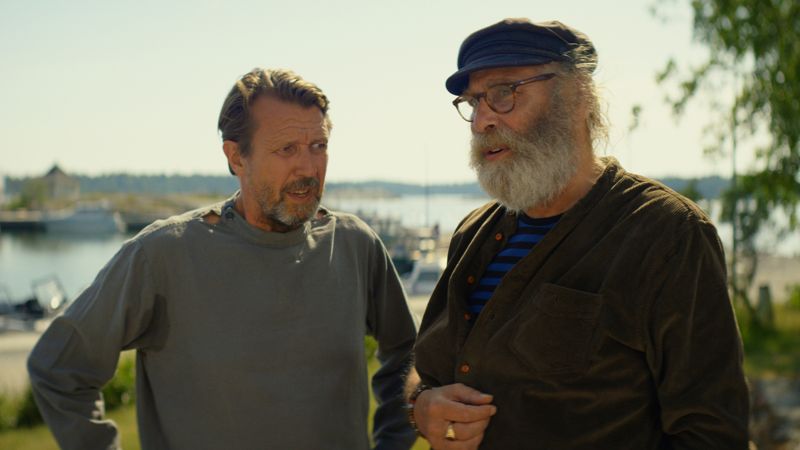 Martti Suosalo och Vesa Vierikko i en film som utspelar sig i skärgårdsmiljö.