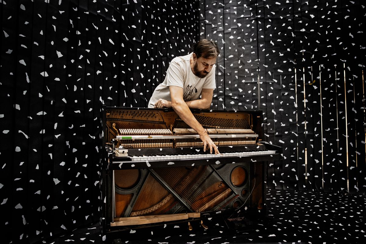 Robert Kock ger gärna varje föreställning ett eget sound. Musiken i Kris och katastrof i Mumindalen är uppbyggd kring ett akustiskt piano.