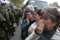 Reservister som inkallats i samband med den partiella mobiliseringen under en avskedsceremoni i Sevastopol på Krim tidigare under veckan.