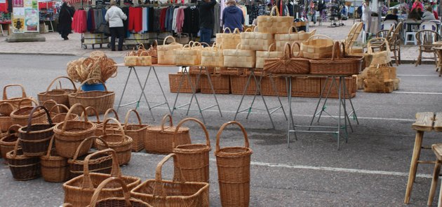 På tisdagen kan man handla marknadskringlor, korgar eller något gott att äta på torget i Lovisa, när det är dags för höstmarknad.