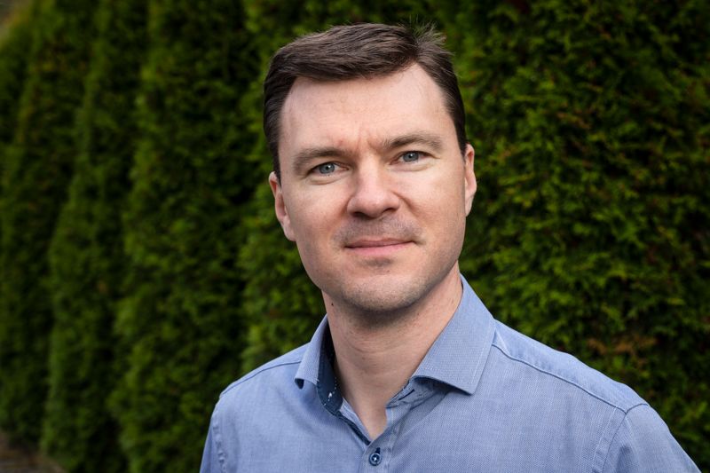 Samlingspartisten Kim Åström säger att inställningen mot svenskan och tvåspråkigheten är positiv i Kyrkslätt