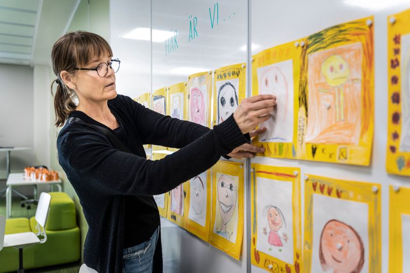 Maarika Männikkö berättar att många elever i språkbadsskolan behärskar fyra språk innan de gått ut sjätte klass.